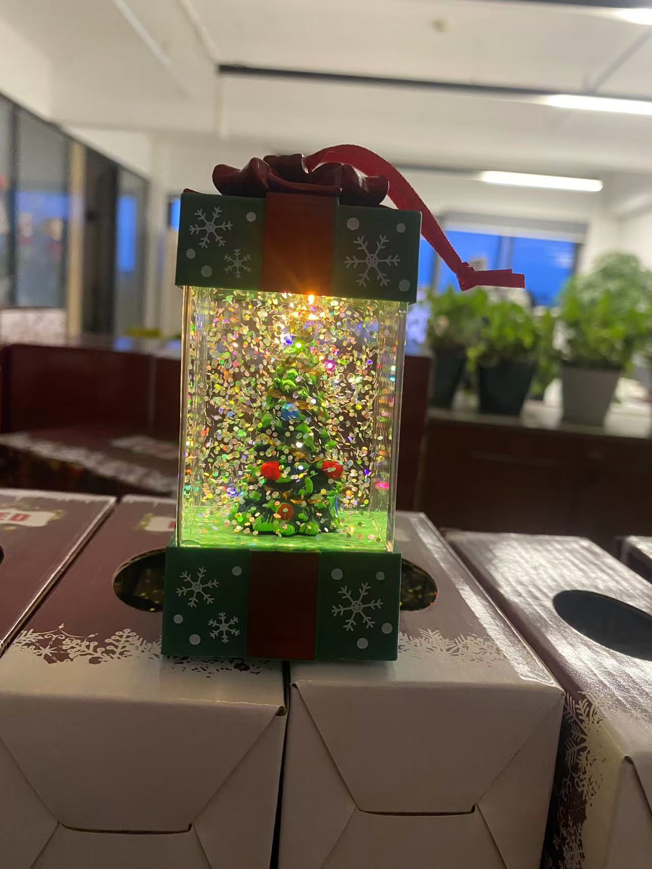 Bola de Cristal LED Navidad | Figura Santa Claus y Muñeco de Nieve 11,5×5,5×5,5 cm