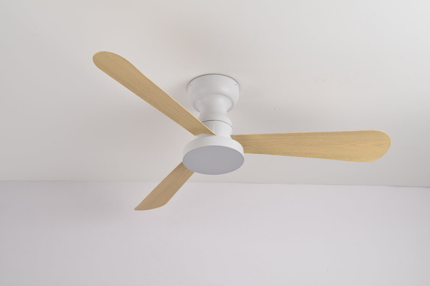 Ventilador de Techo LED 42"3 Aspas, Motor DC 30W, 6 Velocidades, CCT Ajustable 3000K-6000K, IP20, Blanco/Madera Clara