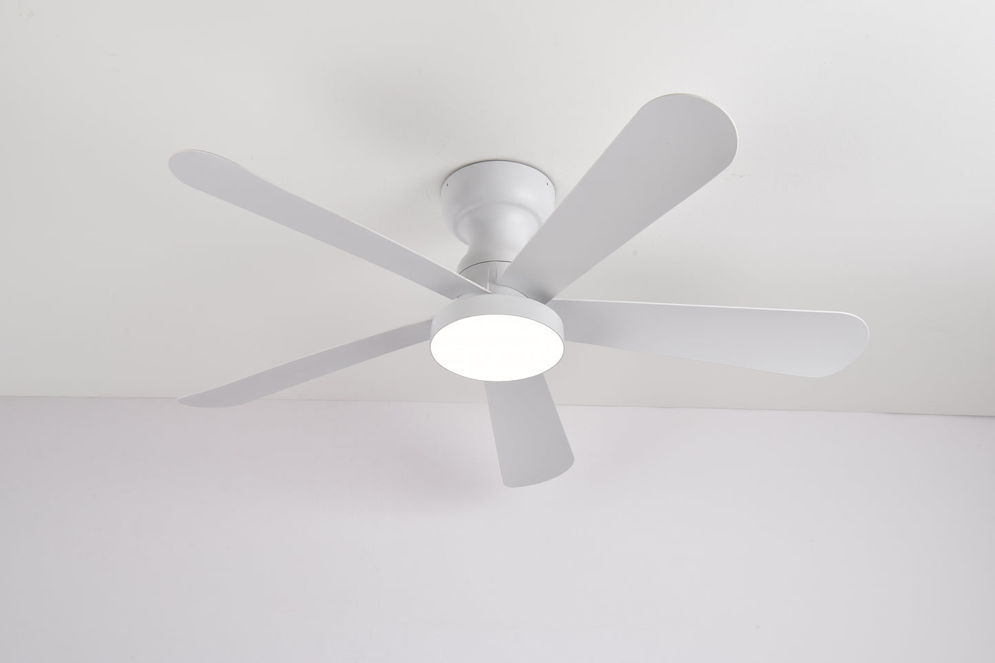 Ventilador de Techo LED 42" 5 Aspas, Motor DC 30W, 6 Velocidades, CCT Ajustable 3000K-6000K, IP20, Blanco/Madera Clara
