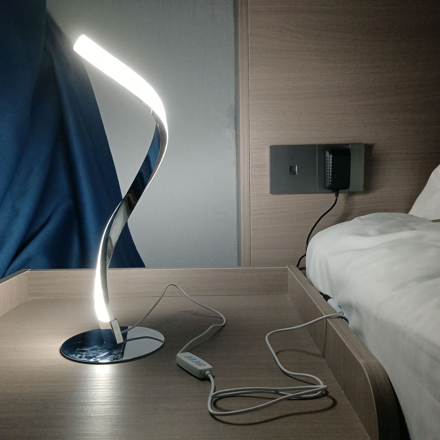 Lámpara de Mesa Serpiente S – Luz de Noche Creativa y Regulable Plata para Dormitorio